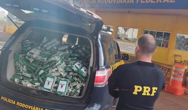 Polícia Rodoviária Federal (PRF) apreendeu 285 Kg de cocaína, na manhã desta segunda-feira (28), em Ponta Porã (MS).Os policiais fiscalizavam na BR-463, quando abordaram um caminhão Scania/124L, acoplado a um semirreboque. O motorista e passageiro, ambos de nacionalidade estrangeira, disseram que iriam para São Paulo em busca de uma carga de cervejas.Durante vistoria, os policiais desconfiaram de alterações presentes nas rodas e pneus do caminhão, questionado, o condutor demonstrou nervosismo e confessou que transportava drogas.Após retirada dos tabletes de cloridrato de cocaína o motorista e passageiros foram presos e encaminhados à Polícia Civil em Ponta Porã (MS).