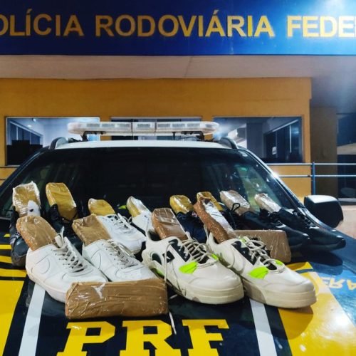 Família é presa transportando cocaína dentro de tênis em ônibus na BR-262